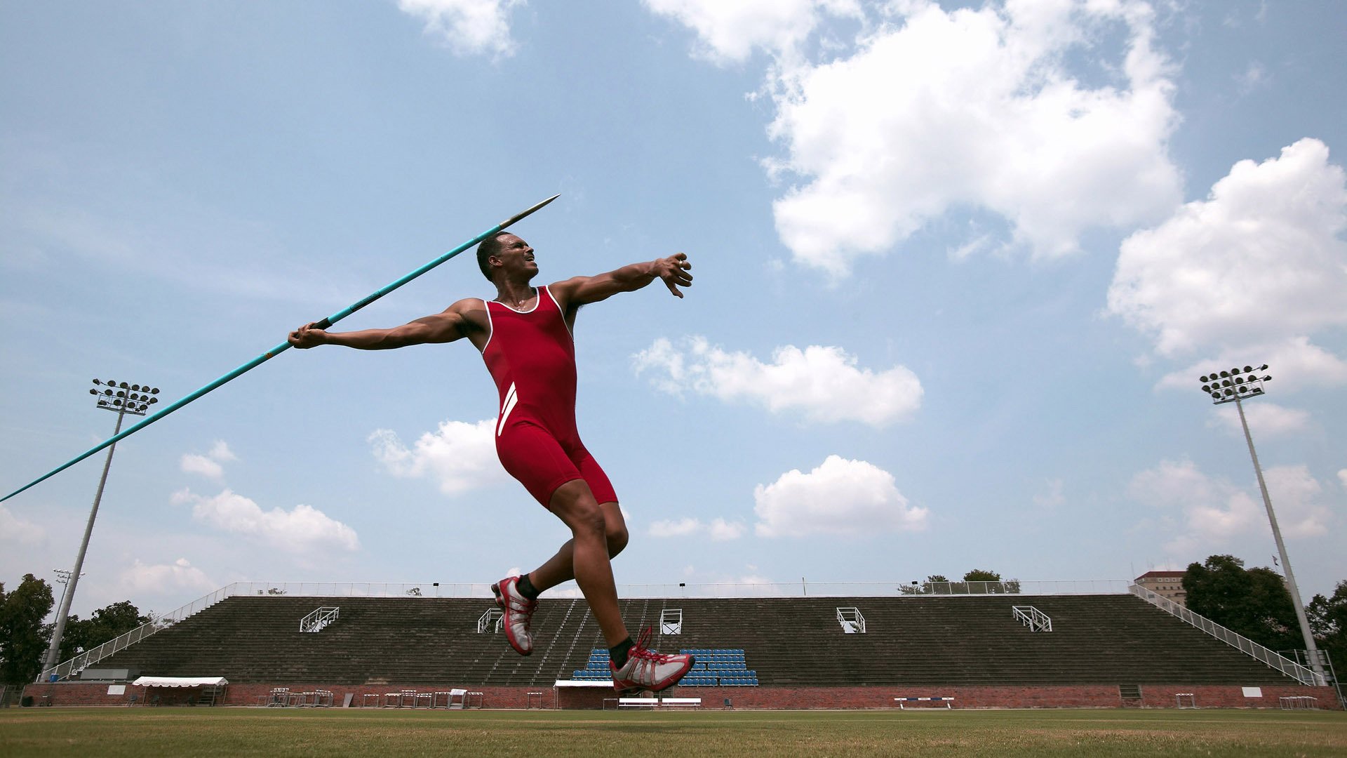 爱游戏官网-“直线飞冲：瞬间点燃全场的极速冲刺”，直线冲击